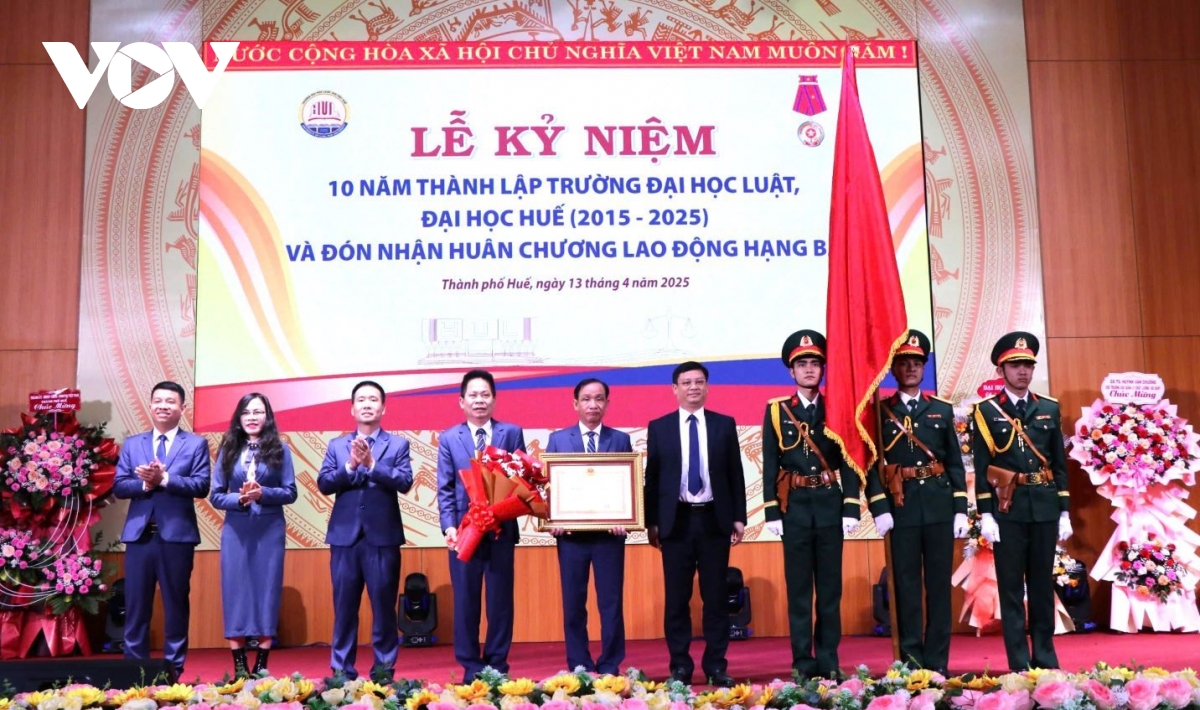 Trường Đại học Luật Huế đón nhận Huân chương Lao động hạng Ba